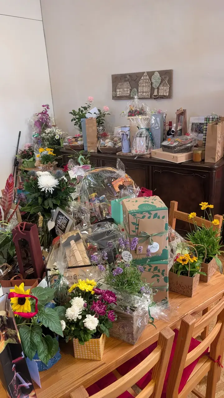 Tisch voller Blumen und Geschenke der Gäste