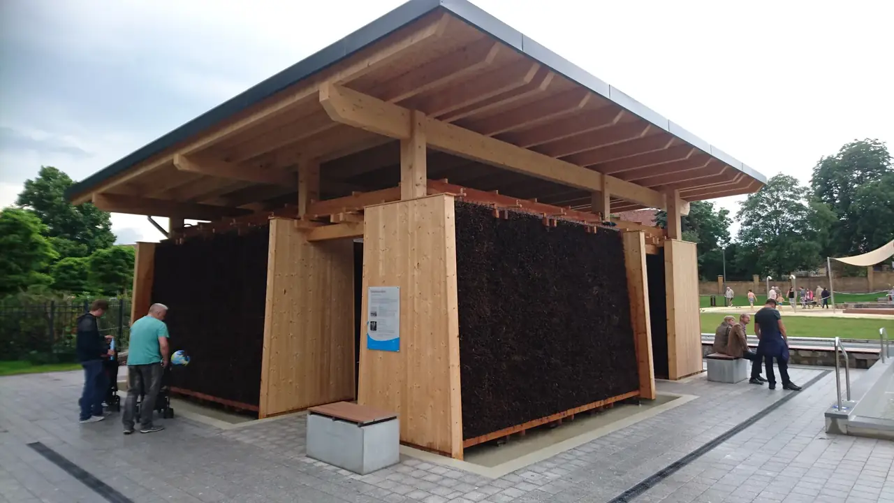 Gradierwerk, ein Bauwerk aus Holz und Schwarzdorn