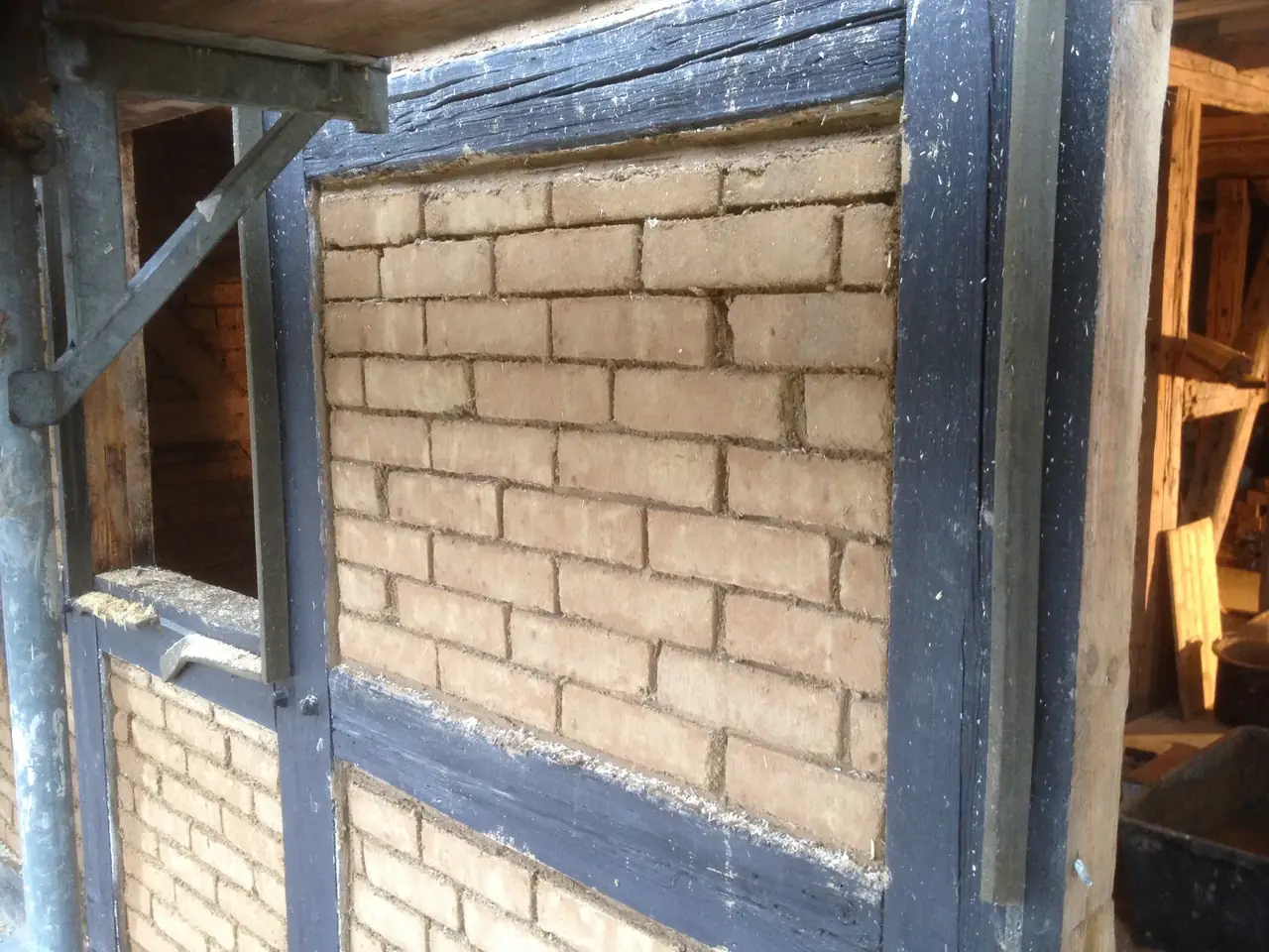 Mit Lehm ausgefachte Fachwerkwand